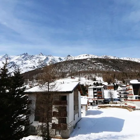 Everest Apartment